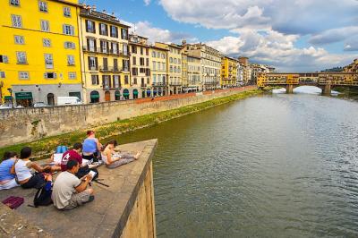 Students and Ponte Vecchio - GT1L1837