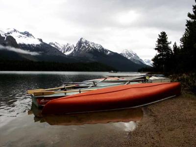 Maligne-Lake-Red-Canoe