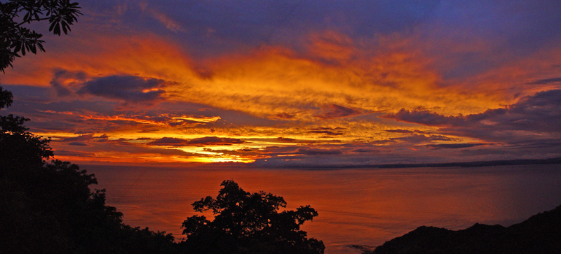 <b>Colorful Sunset</b><br><font size=1> by Carlos Chacon</font></p>