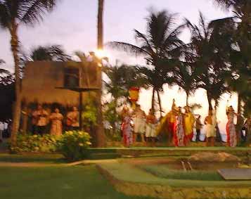  Hula Dancers