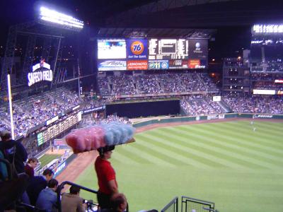 u35/world_of_sarah/medium/23037303.004Seattle049PopCornHeadTheBallGame3web.jpg