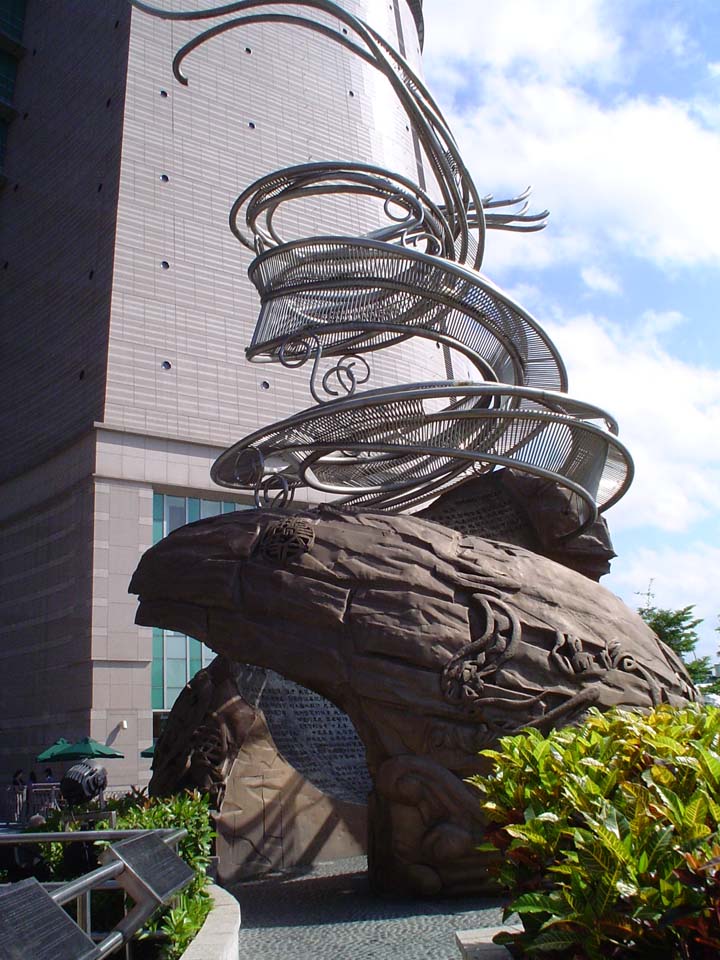 Sculpture at Jing Hua Cheng shopping mall