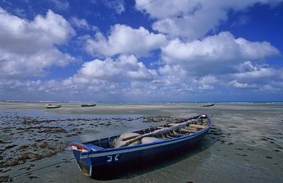 Barco com nuvens dramticas em jericoacoara