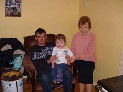 u36/anthonyr/medium/23498908.GrannyandUncleandLittleC1.jpg