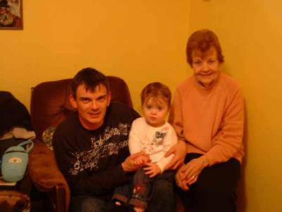 u36/anthonyr/medium/23498913.GrannyandUncleandLittleC6.jpg
