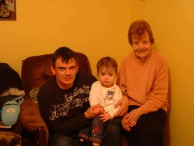 u36/anthonyr/medium/23498915.GrannyandUncleandLittleC8.jpg