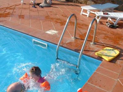 u36/anthonyr/medium/32386088.200408ItalyLittleCSwimming08.jpg