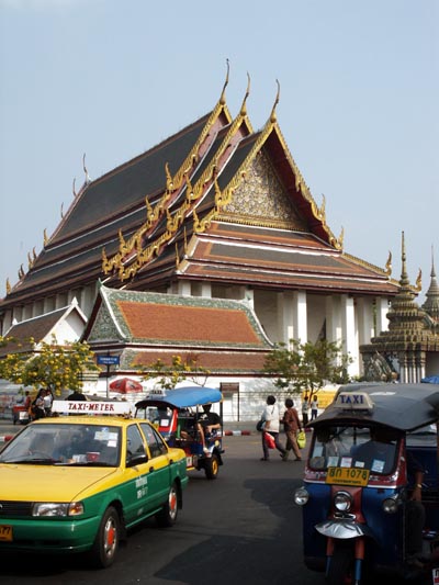 Touts try and divert you here to their tour by telling people that Wat Pho is closed today.