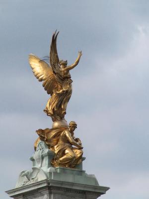 Statue zoom - Buckingham Palace