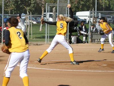 Katie Aspegren pitching