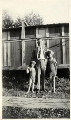 Grandpa Pemberton, Dorothy and Frances, 1922 (574)