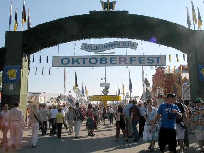 WILLKOMMEN ZUM OKTOBERFEST !