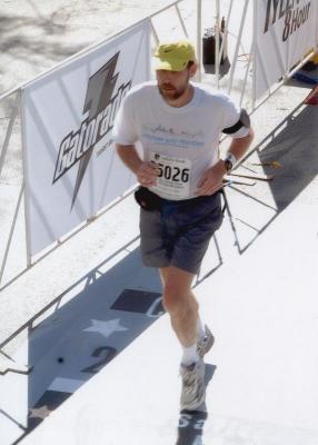 Greg running in the 2004 Chicago LaSalle Bank Marathon