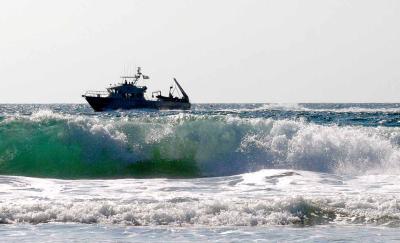 02-OCTOBER-04
NAVY/COASTGUARD VESSEL
AND A NICE WAVE