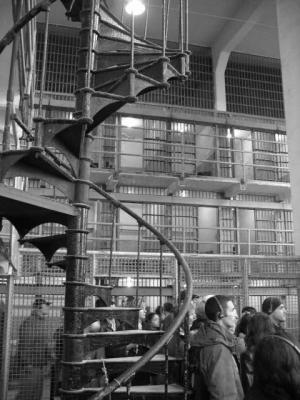 Fuehrung durch die Gaenge in Alcatraz.JPG