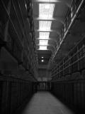 Korridor mit Zellen in Alcatraz.JPG
