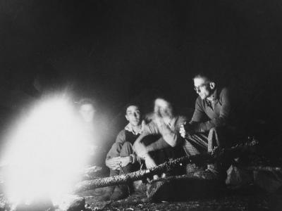 Aot 1935 Encantats : autour du feu de camp.