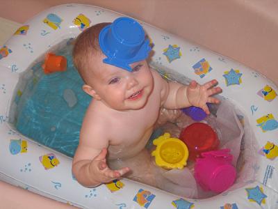 ellie_inthebathtub5_oct1.jpg