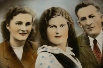 maria, her mother and father