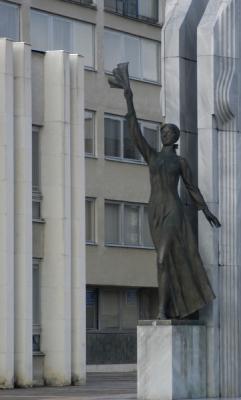 statue in center of snina