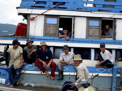u36/paix/medium/39525113.GoodHumoredVietFisherman.jpg