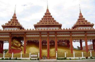 While semi-lost looking for a canal connection, struggling in the heat and jet-lag, I walked from behind and stumbled on this! No one else was around! Guess there is one of these in the middle of BKK too, I like the one I found.