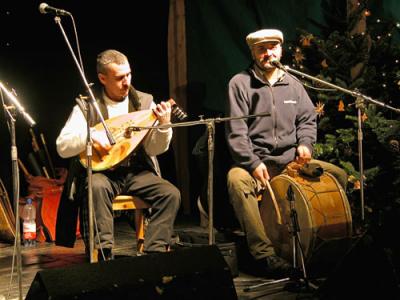 Folk musicians at Vorosmarty christmas fair