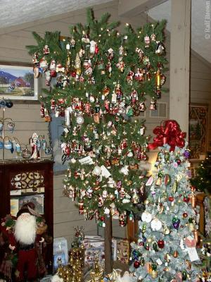Christmas Store - Upside-Down Tree