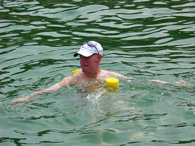 u36/shogo71/medium/32319376.DarrellSwimming.jpg