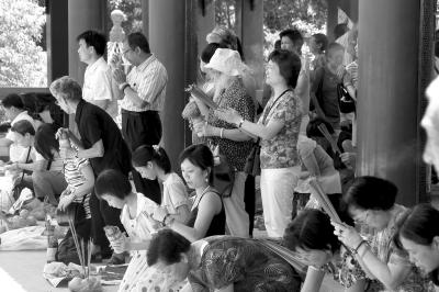 Worshippers at Wong Tai Sin