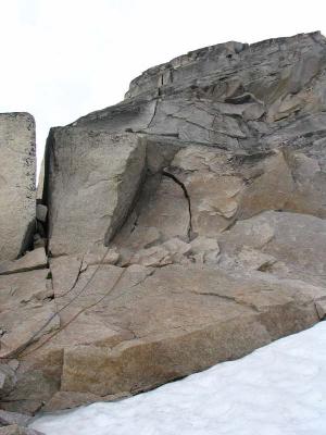 The lone is the overhang R of the chimney and the splitter crack above.