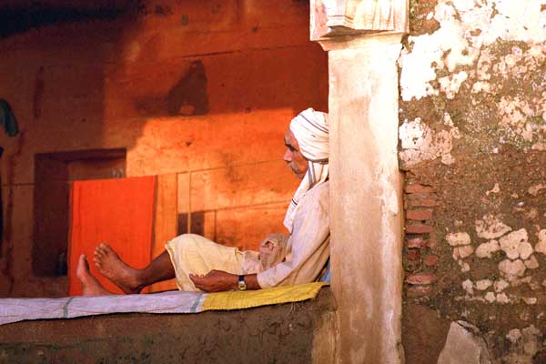 man-near-ganges-in-orange, published by Vagabond Magazines, Hungary