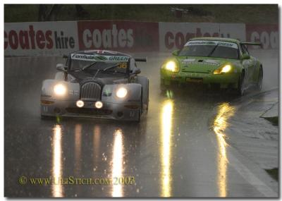 Morgan leads Peter Floyds Porshe but in the end the Porsche come in  7th overall.....the Morgan doesn't finish the race.