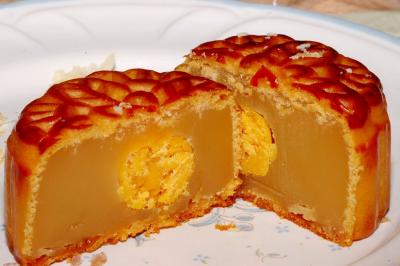 Classic moon cake with lotus paste and salty yoke farcing