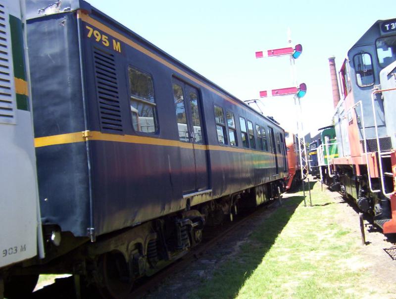 795 M  Last type of  Harris  suburban train.JPG