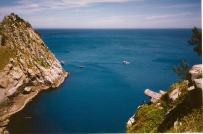 Gruta Azul vista da Ilha do Farol