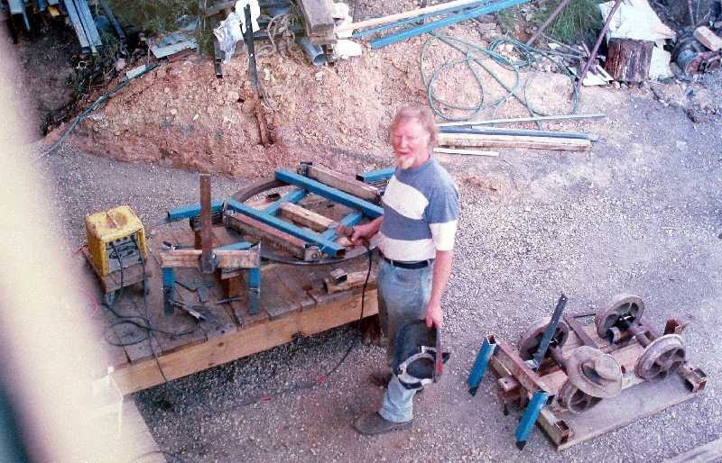 building turntable and rail vehicle