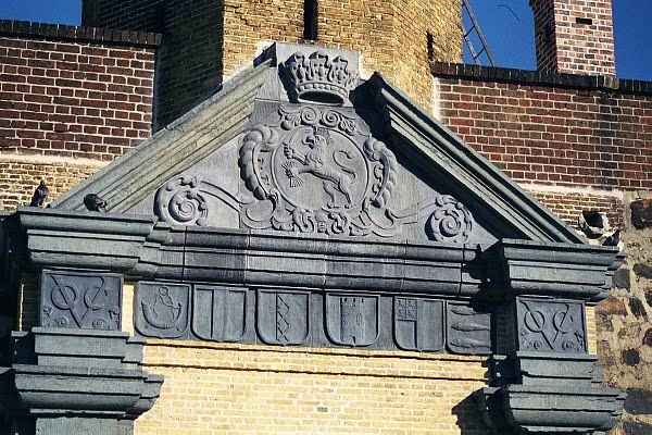 Detail of main gate. Note VOC, the insignia from the Dutch East India Company