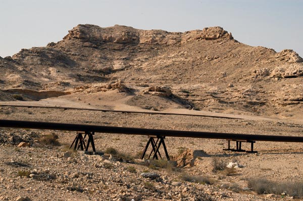 Pipeline running by Jebel Al-Dukhan