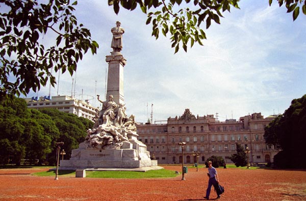 Parque Colon with the Columbus monument, behind the Casa Rosada