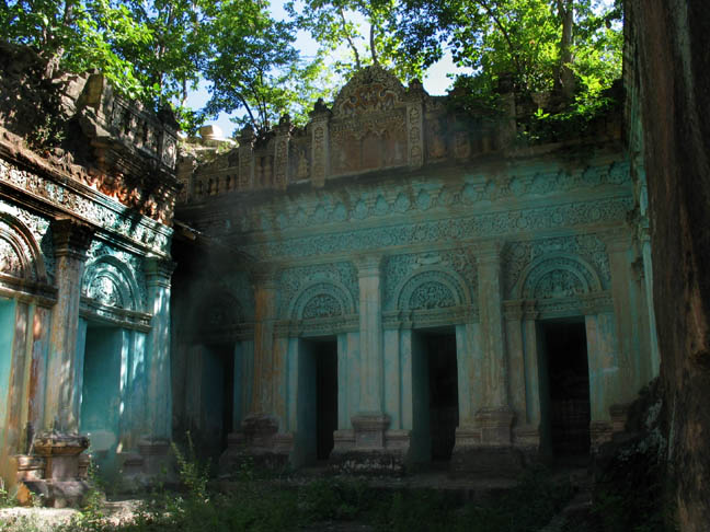 Colored sandstone alcoves.