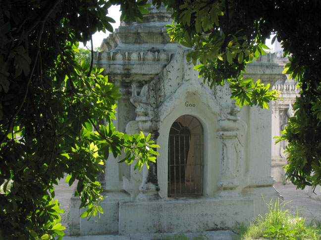 Sandamani Paya. The marble slabs inside contain commentaries on the Tripitaka.