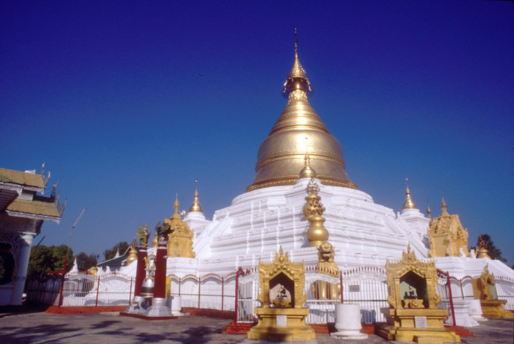 Kuthodaw Paya's central stupa.