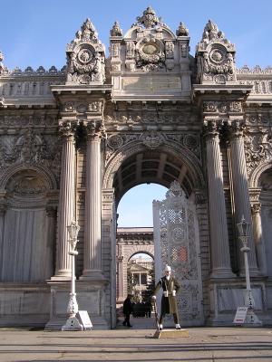 Dolmabahce Palace - soldier is real!