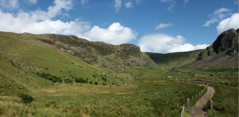 *<b>hiking in Ireland</b><br>by Frederic Poncelet