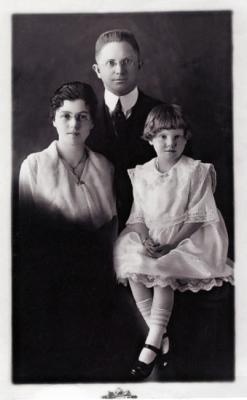 Family Portrait--Ethel pregnant with Mom, 1918