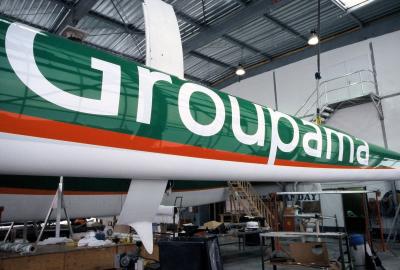 Le trimaran Groupama 2 en cours de finition  Lorient