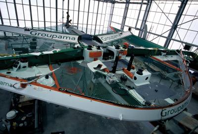 Le trimaran Groupama 2 en cours de finition  Lorient