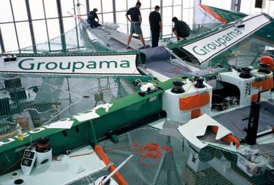 Le trimaran Groupama 2 en cours de finition à Lorient