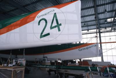 Le trimaran Groupama 2 en cours de finition  Lorient